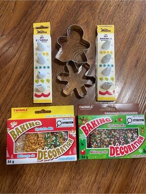 Wilton Holiday Baking Set with Red and Gold Sprinkles Tip set cookie cutter